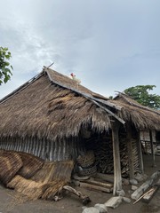 Poster - Maison traditionnelle en paille d'un village à Lombok, Indonésie