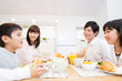 © Paylessimages - 朝食を食べる家族