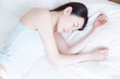 © Paylessimages - ベッドで眠る女性