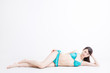 © Paylessimages - 寝転がる水着姿の女性