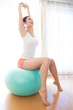 © Paylessimages - バランスボールをする女性