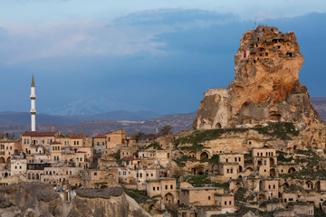 Canvas Print - View over the ancient houses and cave dwellings in the town Ortahisar, Cappadocia, Turkey