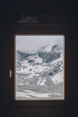 Montagne brumeuse à travers de la fenêtre du refuge 