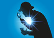 Silhouette du personnage de Sherlock Holmes, le détective à la recherche d’indices avec sa célèbre loupe et sa pipe.