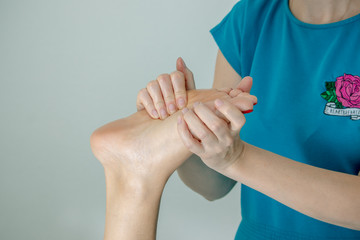 Foot foot massage hands in the Spa close up