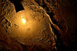 © Gabo Roglez - Lámpada antiga incandescente acesa ilumina parede velha