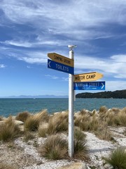 Wall Mural - Panneau de directions en bord de mer, parc Abel Tasman, Nouvelle Zélande