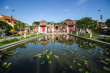 Canvas Print - Beautiful shot of the temple and pond in Há»™i An