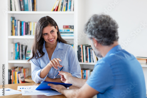 Fotomural Young indian businesswoman signing contract after job interview