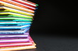 Edukacja - podręczniki w kolorowych okładkach ułożone w stos, kolory tęczy
