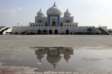 Canvas Print - Low angle shot of a mosque