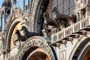 Wall Mural - Venezia. Piazza San Marco. Arcone centrale della basilica con la quadreria dei cavalli.