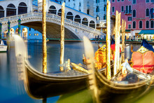 Venezia. Gondole Allo Stazio Di Rialto Sul Canal Grande