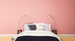 Doppelbett mit Kissen und Lampen vor rosa Wand