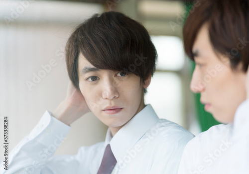 悩む男性 鏡に映る Adobe Stock でこのストック画像を購入して 類似の画像をさらに検索 Adobe Stock