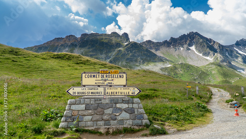 Wegweiser in den Bergen am Comet de Roselend, Auvergne-Rhône-Alpes, Frankreich Poster Mural XXL