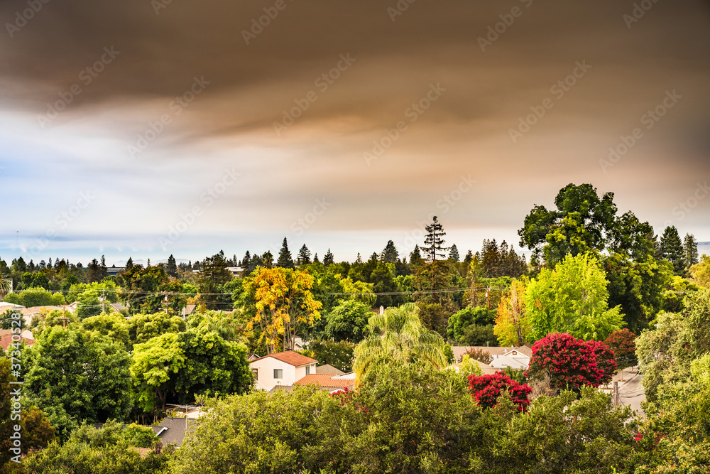 Smoke cloud created by the LNU, CZU and SCU lightning complex wildfires covering the South San Francisco Bay Area sky and causing bad air quality across the entire area; Sunnyvale, California - obrazy, fototapety, plakaty 