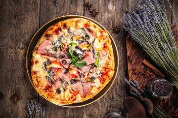 Wall Mural - Fluffy dough pizza with olives ham and tomatoes