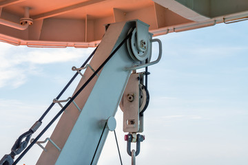 Divit for launching and recovery of liferaft on a derrick lay barge