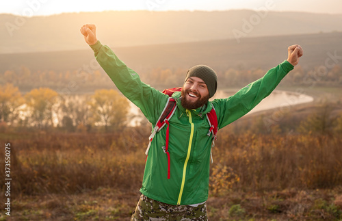 Fotografía Excited hiker in autumn countryside