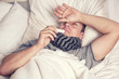 © drewsdesign - kranker Mann im Bett