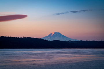 Wall Mural - mount rainier at sunrise
