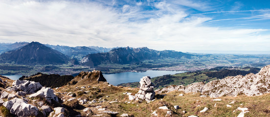 Wall Mural - Berner Oberland, Alpen und Thunersee, Thun und Spiez, Steinpyramide auf dem Gipfel vom Sigriswiler Rothorn. Landschaftspanorama, Schweiz