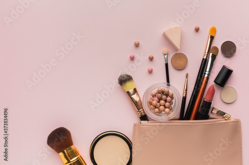 Cuadros en Lienzo Above view arrangement with make-up products with beauty bag
