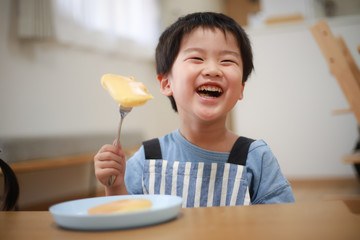 ホットケーキを食べる男の子