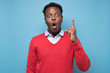 © Viktor Koldunov - Surprised african man pointing up finger giving advice