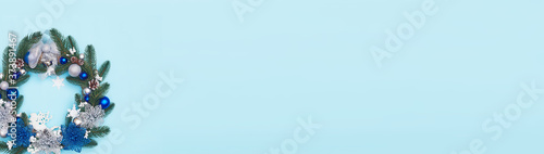 Fotografía christmas wreath on a blue background, flatley, copy space ,banner, footer, head