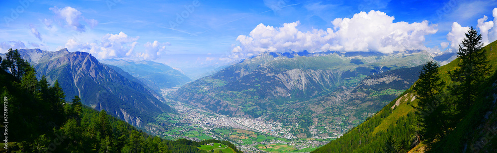 Visp, Schweiz: Walliser Alpenpanorama mit Visp im Tal - obrazy, fototapety, plakaty 