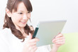 © Paylessimages - タブレットPCを見る女性