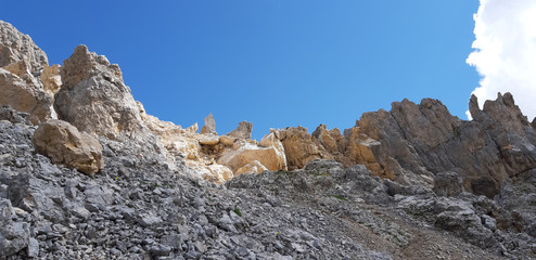 vista meravigliosa delle imponenti Dolomiti rocciose in estate