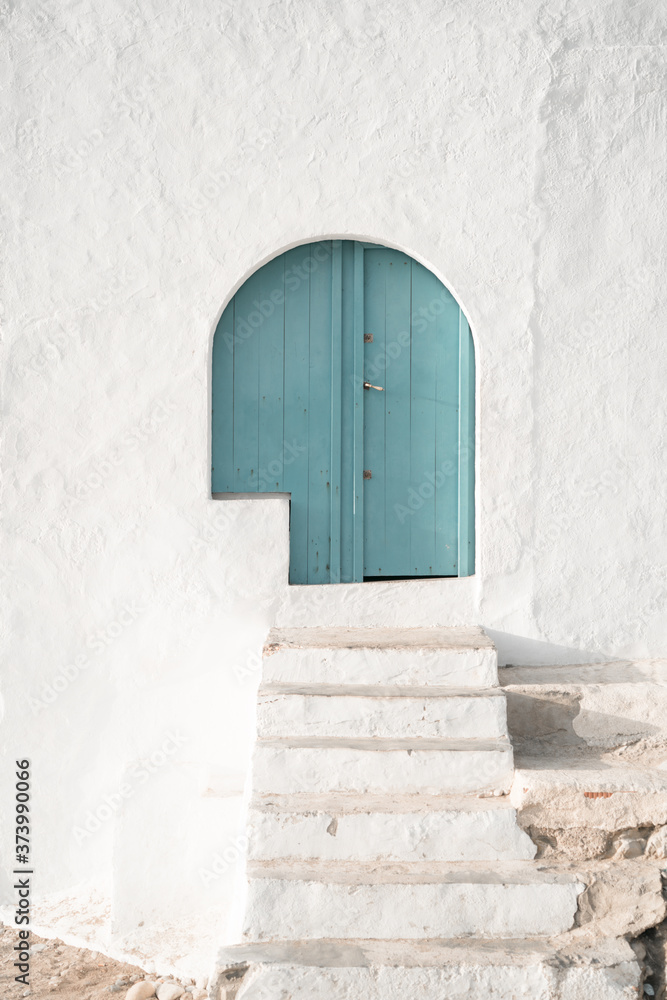 Casa marinera de color blanco con puerta azul junto a la playa al ...