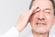 © Paylessimages - 頭痛のシニア男性