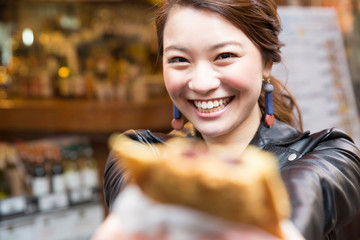 Canvas Print - 食べ歩きをする女性