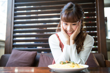 Poster - カフェで食事する女性