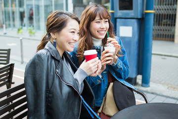 Poster - 飲み物を飲む女性