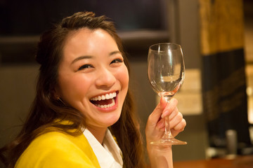 Poster - ワインを飲む女性