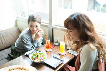 Poster - カフェで食事をする女性