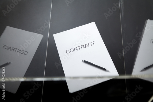 Photographie Contract and pen lie in transparent box
