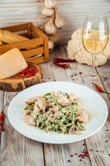 Wall Mural - Green pasta fettuccine alfredo with chicken