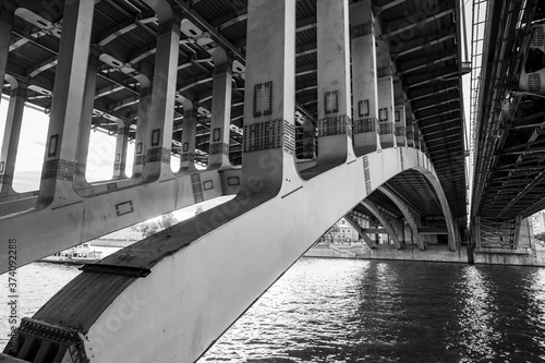 Obrazy most biały  metalowe-konstrukcje-mostowe-zdjecia-pod-mostem-czarno-biale