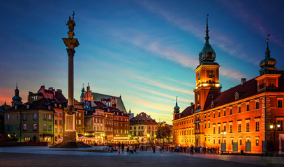 Wall Mural - Evening view of the historic center of Warsaw. Panoramic view on Royal Castle, ancient townhouses and Sigismund's Column in Old town in Warsaw, Poland.