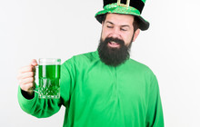 Everyones Irish On St Patricks Day. Irish Man With Beard Drinking Green Beer. Bearded Man Toasting To Saint Patrick. Hipster In Leprechaun Hat Holding Beer Mug. Celebrating Saint Patricks Day In Bar