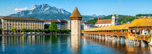 Photographie Scenic panoramic view of Lucerne with Chapel bridge or Kapellbrucke and Pilatus