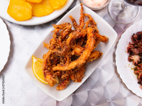 Cuadros en Lienzo Deep fried crispy squid tentacles served with fresh lemon