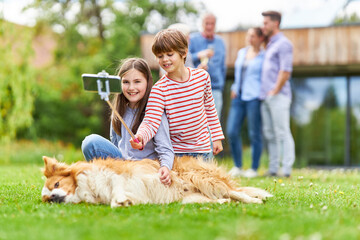 Wall Mural - Geschwister Kinder machen ein Selfie mit Hund