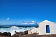 Auf der Kanareninsel Lanzarote locken einsame Strände am Meer zum Verweilen ein